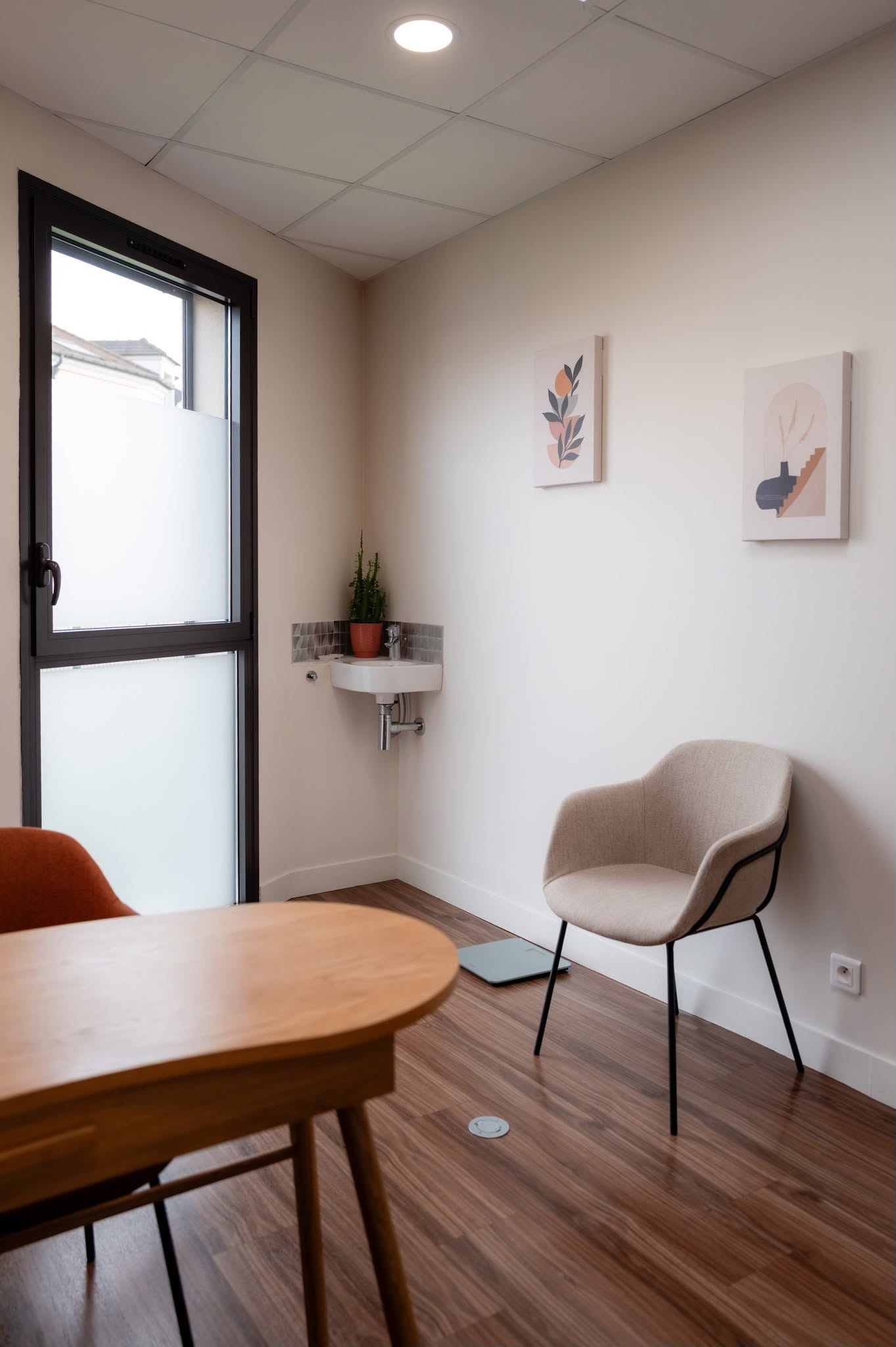 Bureau de consultation avec mur coloré et mobilier contemporain
